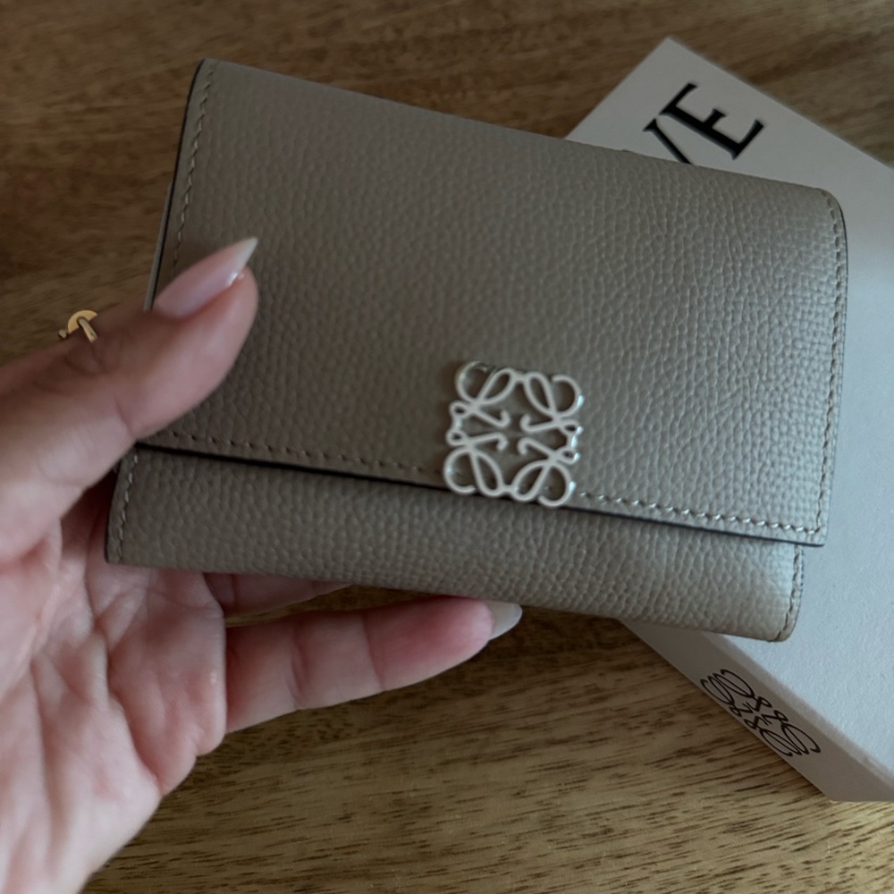 LOEWE TAUPE WALLET. EXCELLENT CONDITION